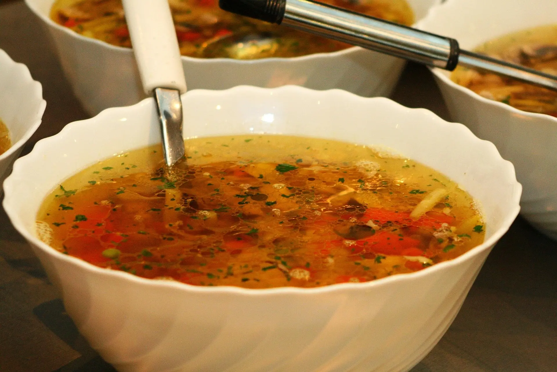 Geduenstetes Gemuese und Suppe